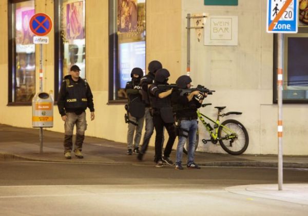 Τρομοκράτες αιματοκύλισαν το κέντρο της Βιέννης : Τουλάχιστον 2 νεκροί και πολλοί τραυματίες