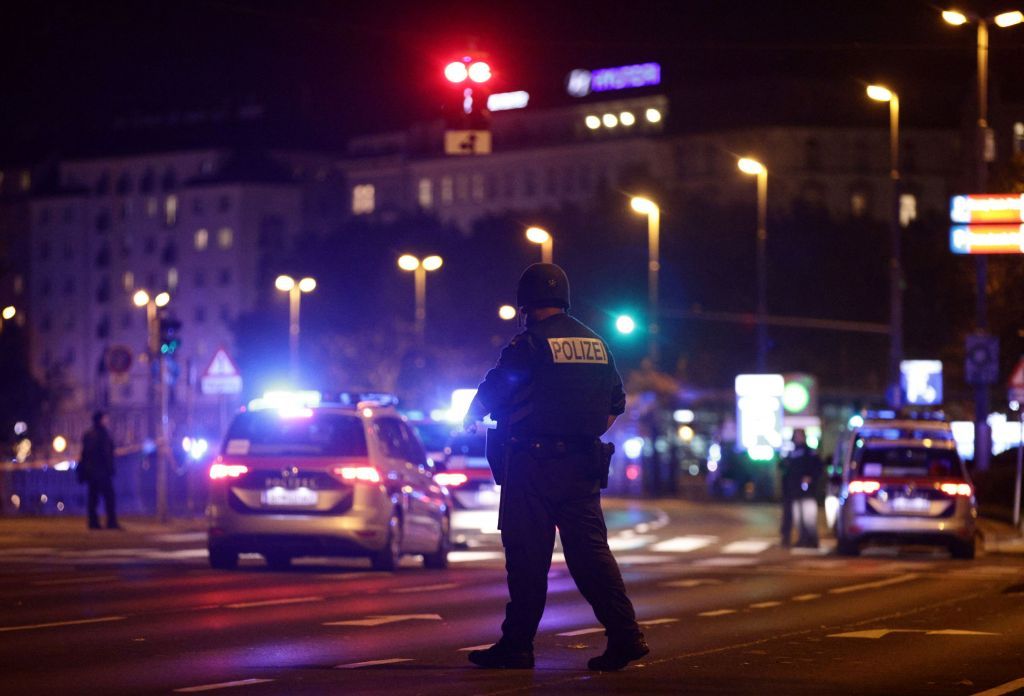 Υπουργός Εσωτερικών Αυστρίας : Επιθέσεις από πολλούς τρομοκράτες στη Βιέννη