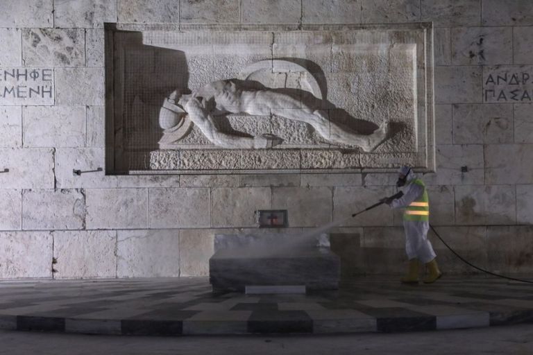 Κοροναϊός : Τρόμος από την εκρηκτική αύξηση κρουσμάτων και θανάτων