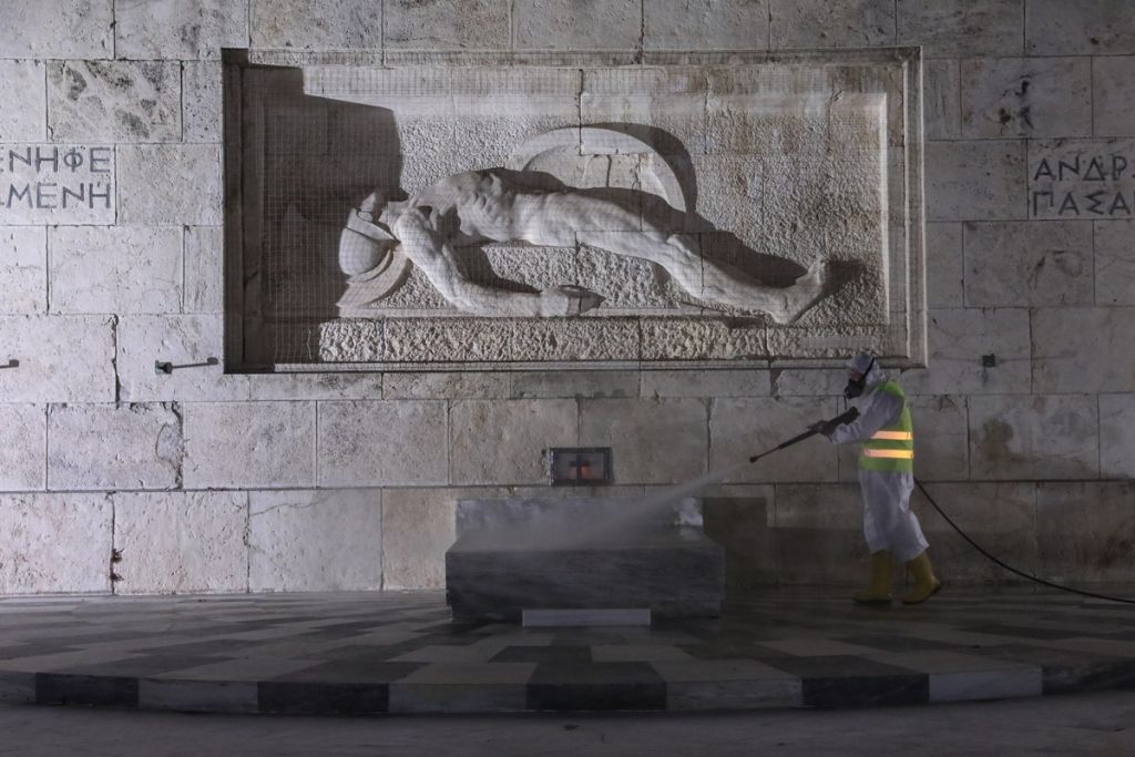 Κοροναϊός : Τρόμος από την εκρηκτική αύξηση κρουσμάτων και θανάτων