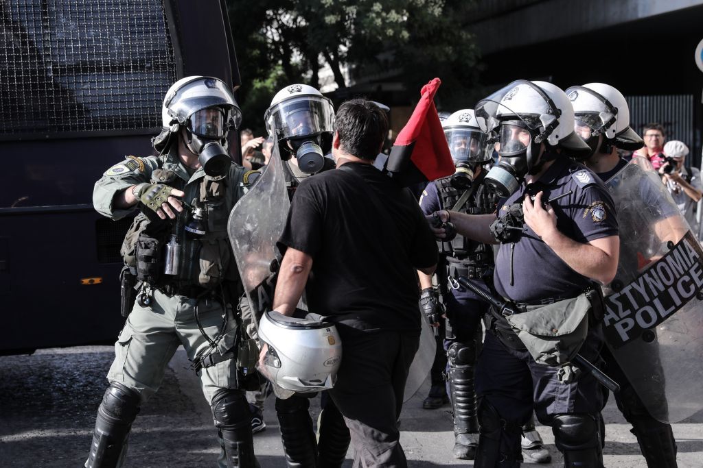 Άρση περιορισμών για συλληφθέντα της αντιφασιστικής συγκέντρωσης στην πλ. Βικτώριας