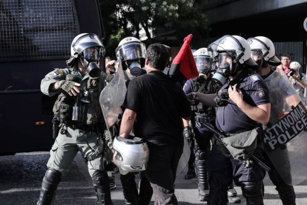 Άρση περιορισμών για συλληφθέντα της αντιφασιστικής συγκέντρωσης στην πλ. Βικτώριας