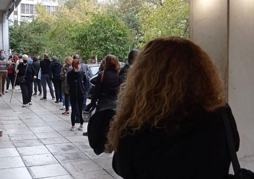 Lockdown : Ουρά έξω από βιβλιοπωλείο της Αθήνας