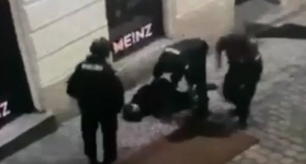 Βιέννη : Ο δράστης εκτελεί άνδρα στη μέση του δρόμου – Βίντεο που κόβει την ανάσα