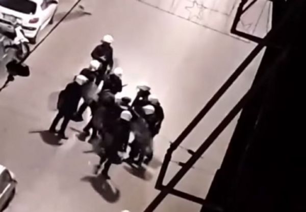 Πάτρα : Δέκα εναντίον ενός – Ξυλοδαρμός νεαρού από άντρες των ΜΑΤ