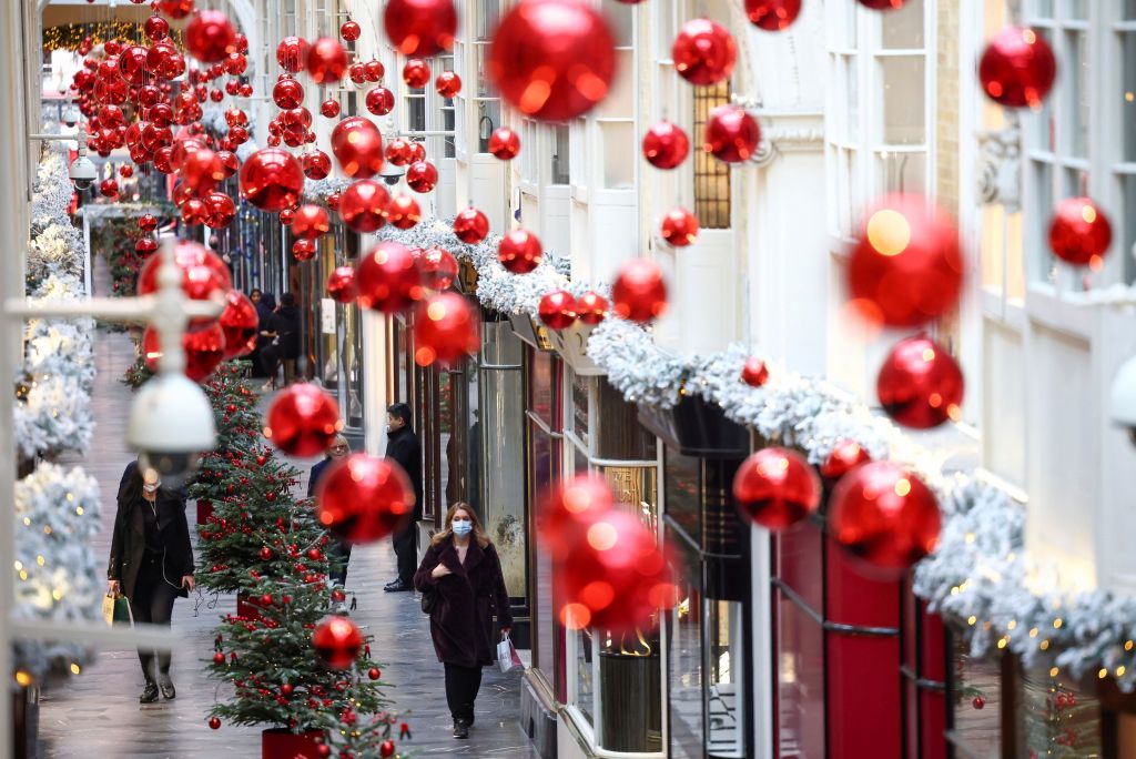 Βρετανία : Μέχρι τρεις οικογένειες θα μπορέσουν να γιορτάσουν μαζί τα Χριστούγεννα