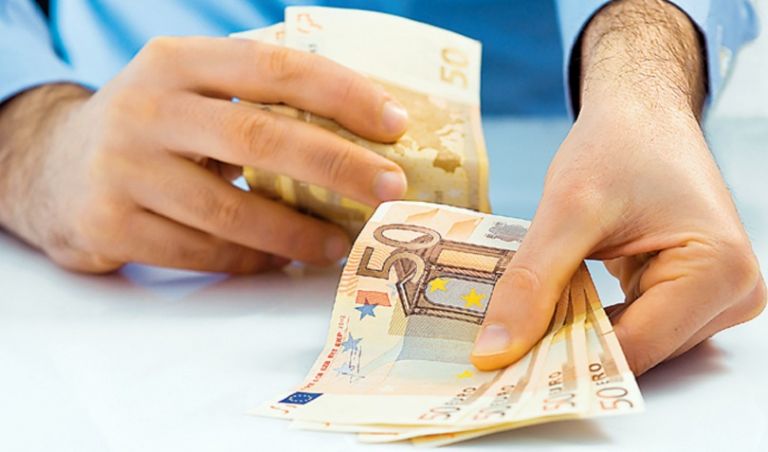 Μεγάλη αλλαγή: Ετσι θα φορολογούνται τα μετρητά που δίνουν οι γονείς στα παιδιά