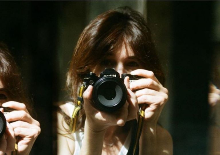 Σαρλότ Γκενσμπούρ : Σε νέο σουρεάλ ρόλο για διάσημα οικιακά είδη