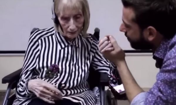 Μπαλαρίνα με Αλτσχάιμερ ακούει μουσική και θυμάται τη χορογραφία
