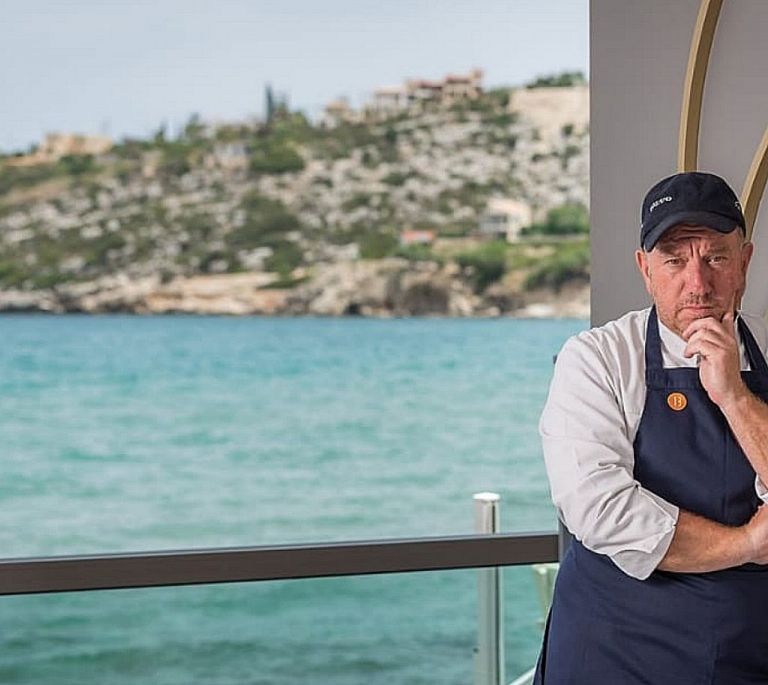 Έκτορας Μποτρίνι : Έξαλλος για παραθαλάσσιο εστιατόριο με τσακωμούς δίχως τελειωμό