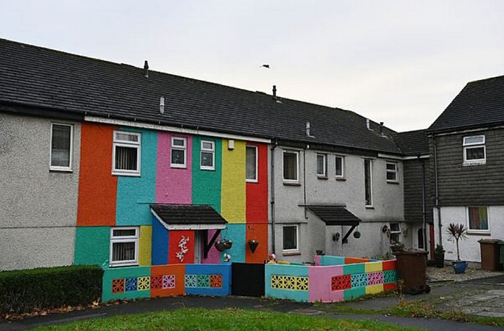 Άντρας στο Plymouth έβαψε το σπίτι του πολύχρωμο για να κάνει «έκπληξη» στη γυναίκα του