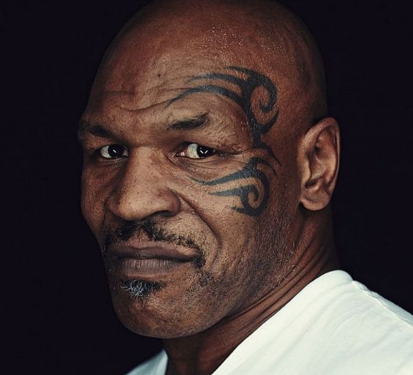 Mike Tyson : Τρώει μια γαλοπούλα που μοιάζει με τον «εχθρό» του τον μποξέρ Roy Jones Jr.