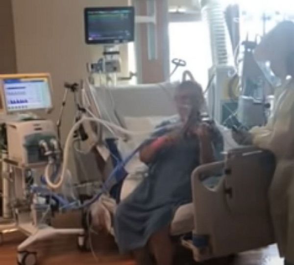 COVID-19 : Διαδωληνωμένος ασθενής έπαιξε με το βιολί του για να ευχαριστήσει το προσωπικό