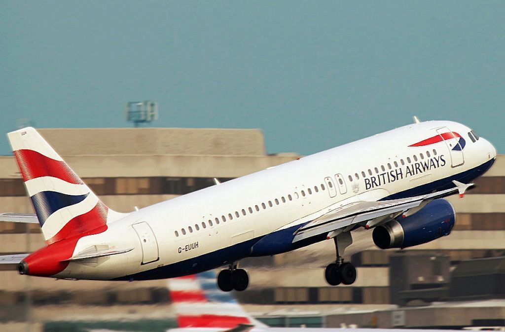 Αεροσυνοδός : Εκμεταλλεύεται την θέση της  και πουλά «έρωτα» στο αεροπλάνο