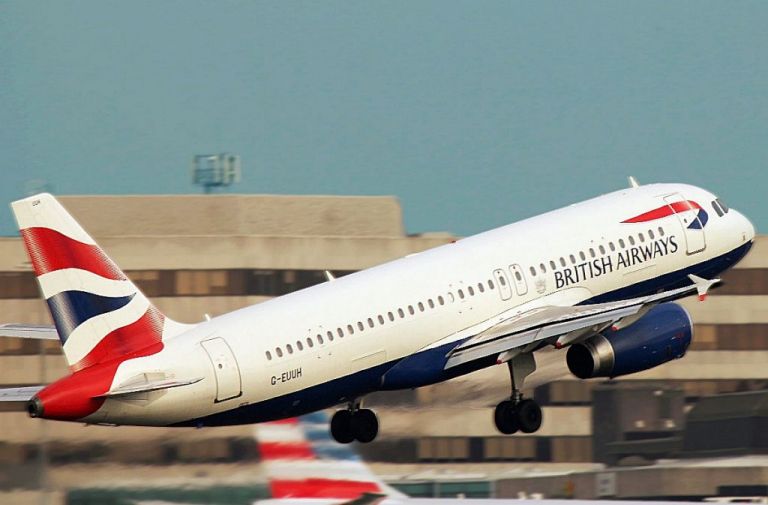 Αεροσυνοδός : Εκμεταλλεύεται την θέση της  και πουλά «έρωτα» στο αεροπλάνο