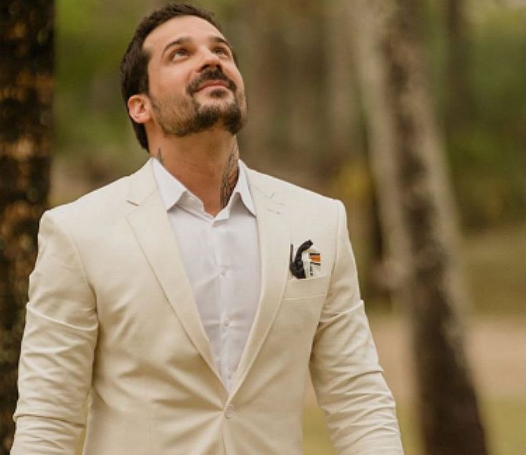 Άνδρας αποφάσισε να παντρευτεί τον ίδιο του τον εαυτό έπειτα από χωρισμό