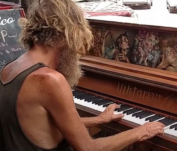 Ντόναλντ Γκουλντ : Η καθημερινότητα του άστεγου που άλλαξε 180 μοίρες μέσα από τα social media