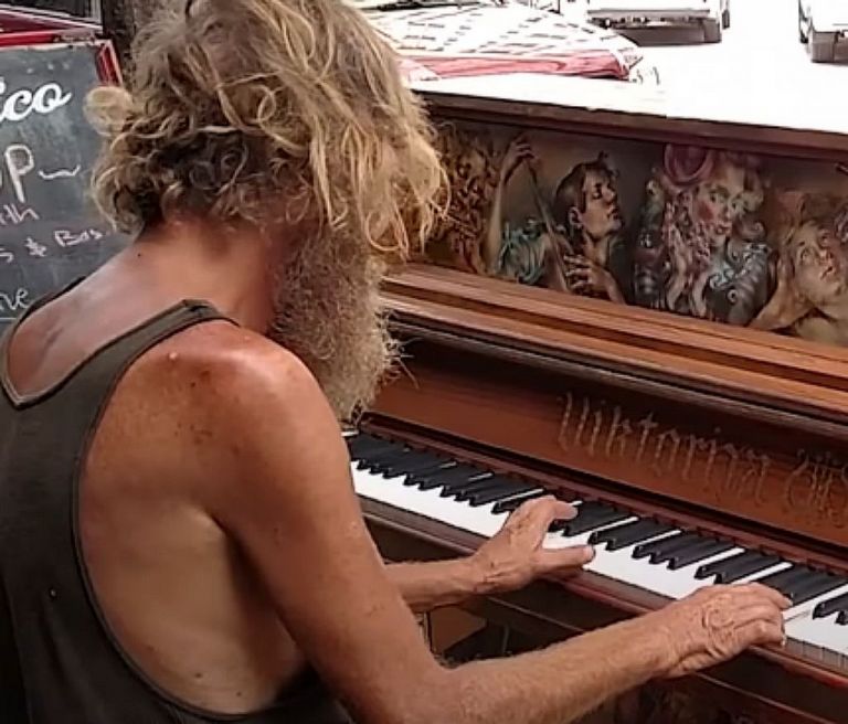 Ντόναλντ Γκουλντ : Η καθημερινότητα του άστεγου που άλλαξε 180 μοίρες μέσα από τα social media