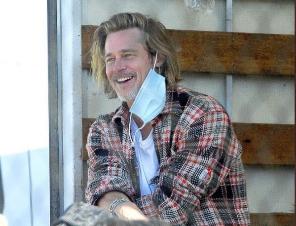 Οι φωτογραφίες του Μπραντ Πιτ να μοιράζει τρόφιμα ως εθελοντής