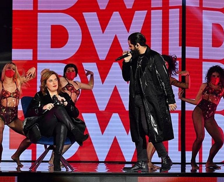 Πώς η Γωγώ Τσαμπά και ο Θανάσης Πασσάς δέχθηκαν ιδιαίτερη κριτική για το ντύσιμό τους στη σκηνή