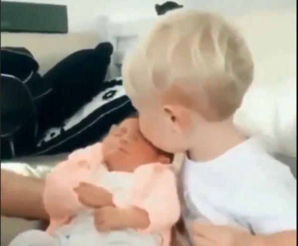 Ο μικρούλης που κρατάει την νεογέννητη αδερφή του για πρώτη φορά έκανε το Τwitter να «λιώσει»