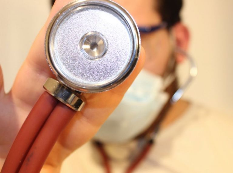 Πώς συνδέεται η COVID-19 με αλλοιώσεις στην καρδιά ;