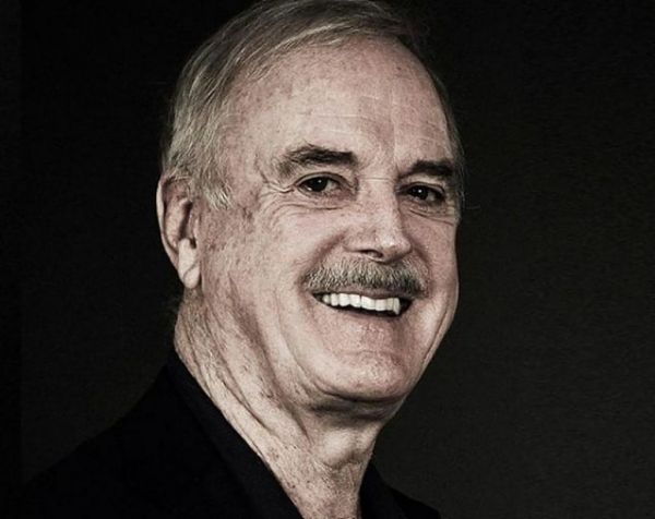 John Cleese : Ο αστέρας των Monty Python που ξέσπασε σε τρανσφοβικές αναρτήσεις και ξεσήκωσε αντιδράσεις