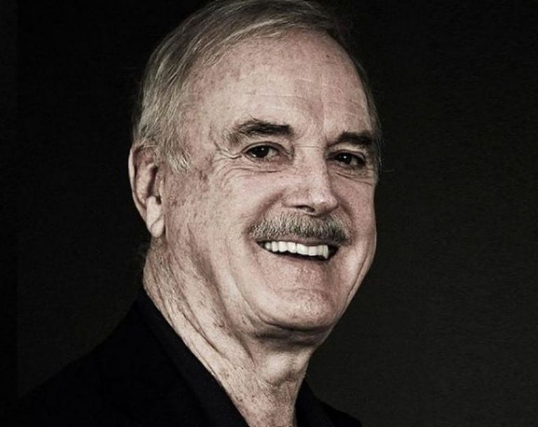 John Cleese : Ο αστέρας των Monty Python που ξέσπασε σε τρανσφοβικές αναρτήσεις και ξεσήκωσε αντιδράσεις