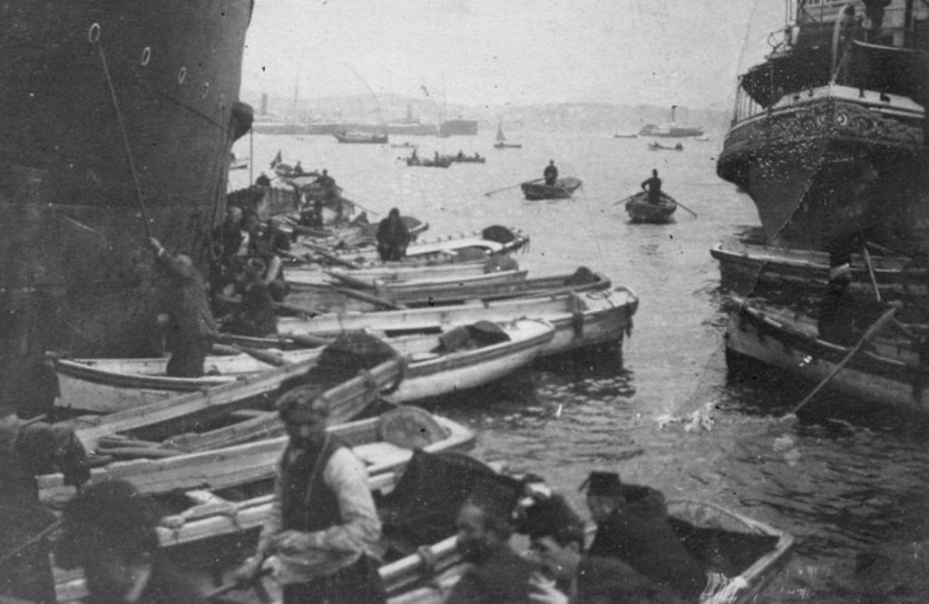 Πειραιάς: Το πλεύρισμα των πλοίων και το ζήτημα των βαρκάρηδων