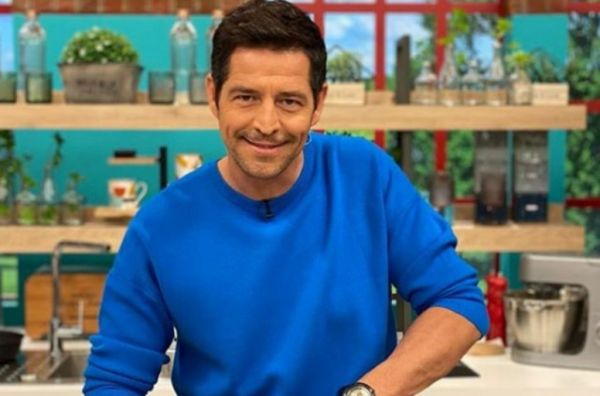 Ο Απόστολος Ρουβάς φτιάχνει σαλάτα με χαλούμι και αβοκάντο