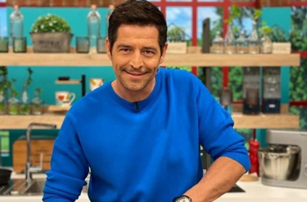 Ο Απόστολος Ρουβάς φτιάχνει σαλάτα με χαλούμι και αβοκάντο