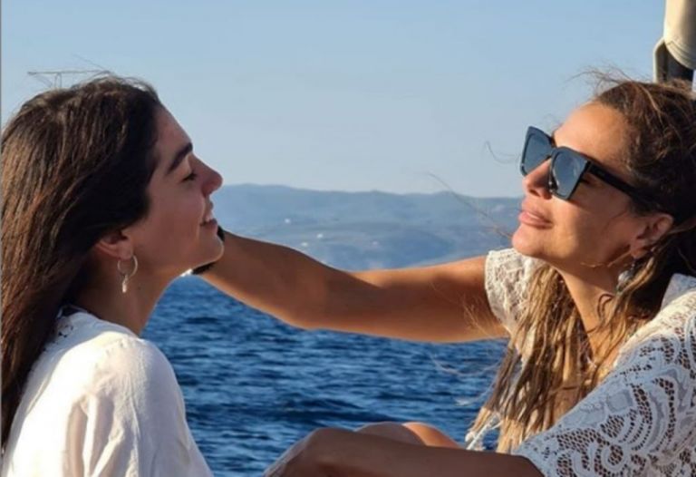 Δέσποινα Βανδή : Τραγουδάει ντουέτο με την κόρη της Μελίνα και συγκινεί