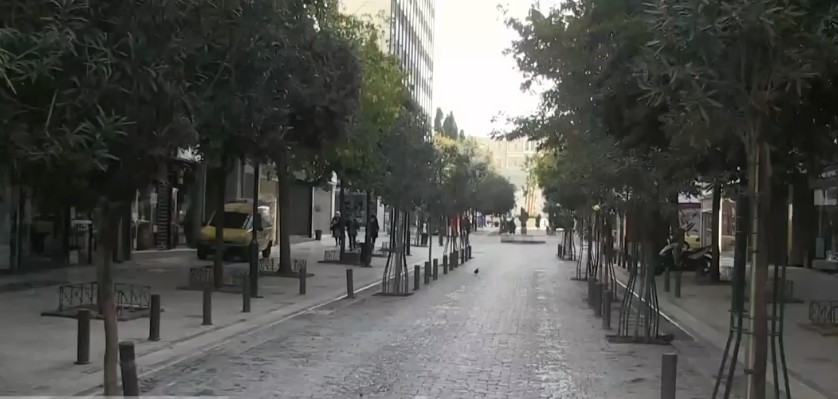 Κοροναϊός : Μουδιασμένη και άδεια η Αθήνα 31 ημέρες πριν από τα Χριστούγεννα