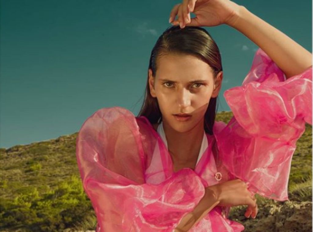 Μαρία Μιχαλοπούλου : Η αγρότισσα του GNTM ποζάρει topless στο Instagram