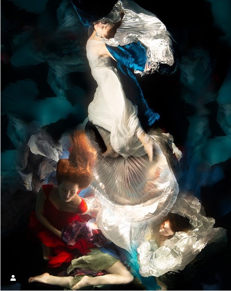 Christy Lee Rogers : Η φωτογράφος που «ταράζει» τα νερά στην τέχνη της υποβρύχιας φωτογραφίας