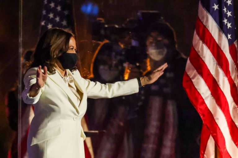 Καμάλα Χάρις : Η Δημοκρατία θέλει πράξεις – Ποια είναι η πρώτη και «όχι τελευταία» γυναίκα αντιπρόεδρος των ΗΠΑ