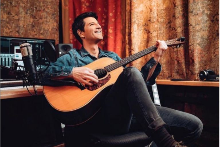 Σάκης Ρουβάς : Στη Δίωξη Ηλεκτρονικού Εγκλήματος ο τραγουδιστής