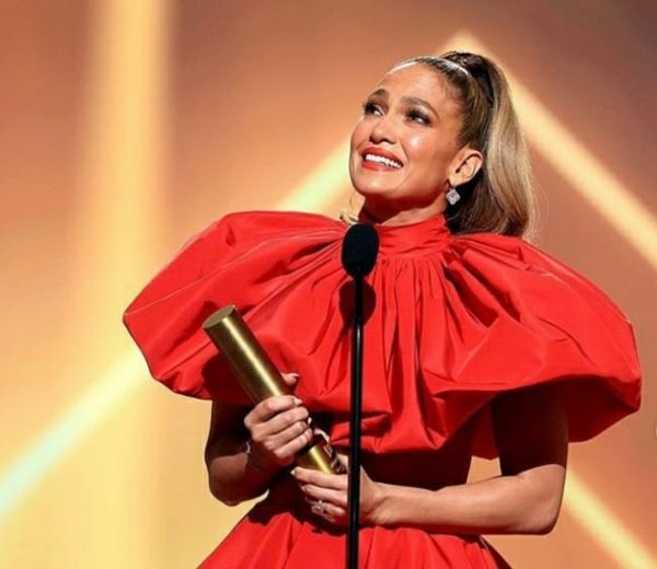 Τζένιφερ Λόπεζ : Ξέσπασε σε κλάματα στην σκηνή των People’s Choice Awards