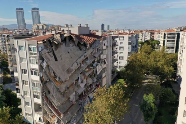 Σμύρνη : Θρήνος στα χαλάσματα με 62 νεκρούς – Μειώνονται οι ελπίδες για επιζώντες