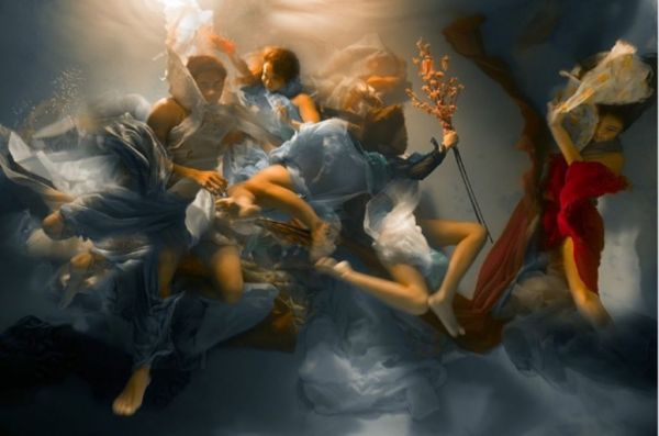 Christy Lee Rogers : Η φωτογράφος που «ταράζει» τα νερά στην τέχνη της υποβρύχιας φωτογραφίας