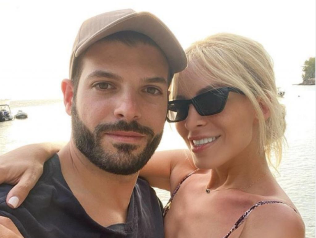 Κατερίνα Καινούργιου : Ανεβαίνει τα σκαλιά της εκκλησίας;