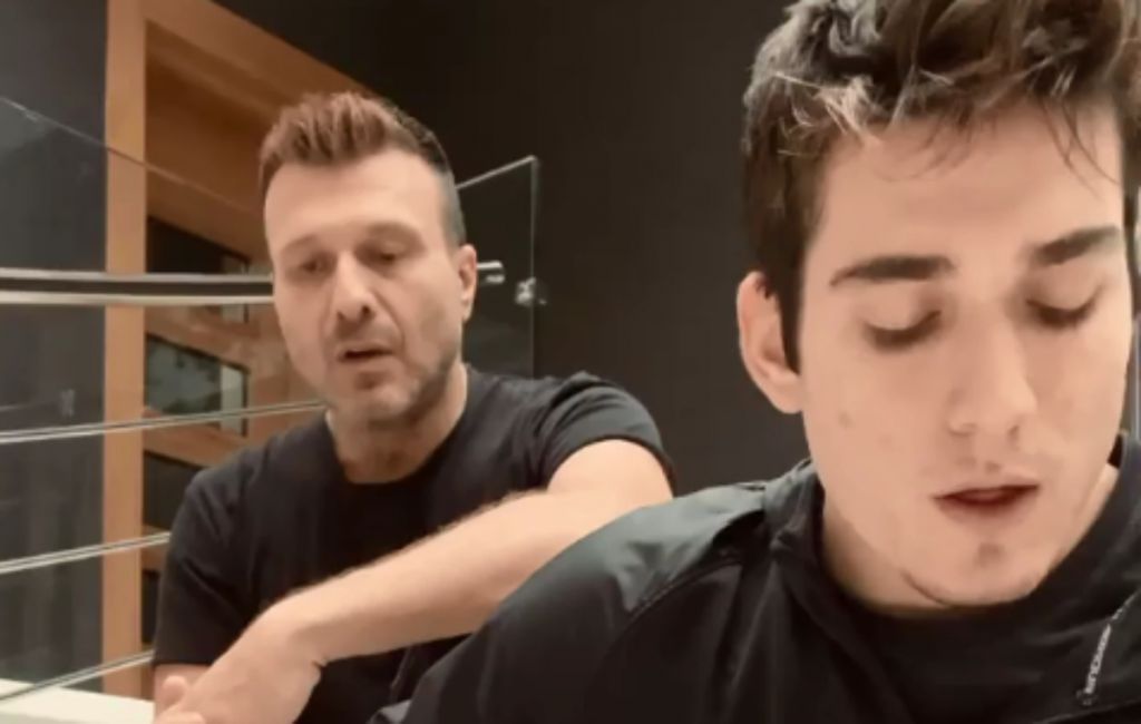 Γιάννης Πλούταρχος : Δείτε τον με τον γιο του να τραγουδούν Γιάννη Πάριο