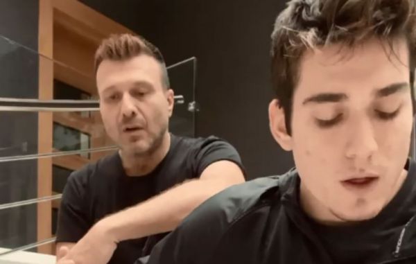 Γιάννης Πλούταρχος : Δείτε τον με τον γιο του να τραγουδούν Γιάννη Πάριο