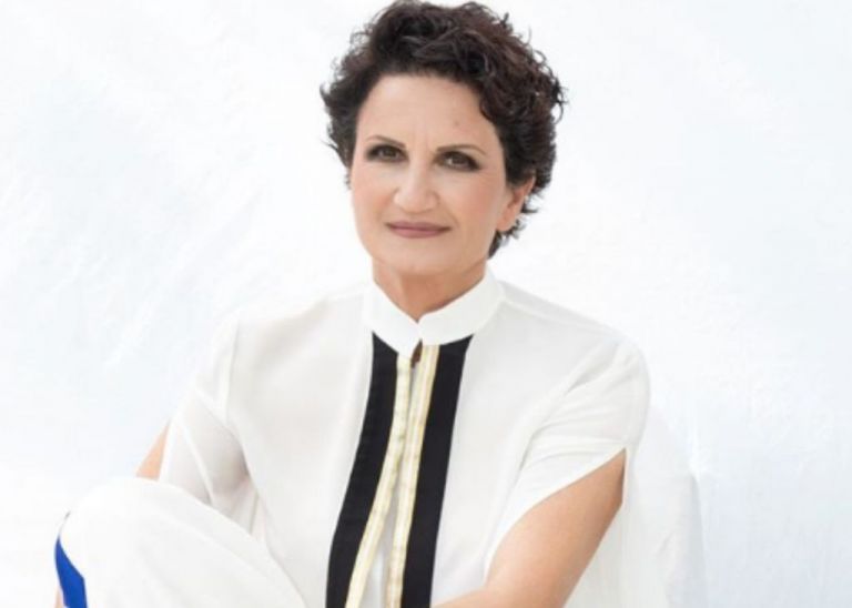 Άλκηστις Πρωτοψάλτη : Για σερφ στη Σύρο