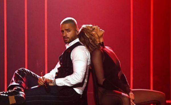 Τζένιφερ Λόπεζ : Η αισθησιακή εμφάνιση με μικροσκοπικό κορμάκι στα βραβεία ΑΜΑ