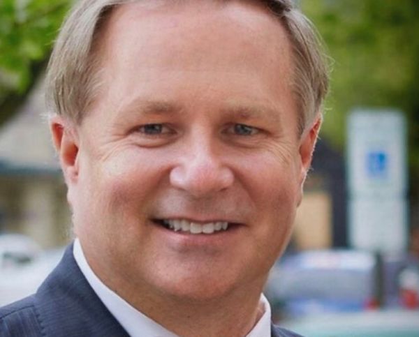 Ο πολιτικός που έγινε… μαύρος και gay για τον Τραμπ