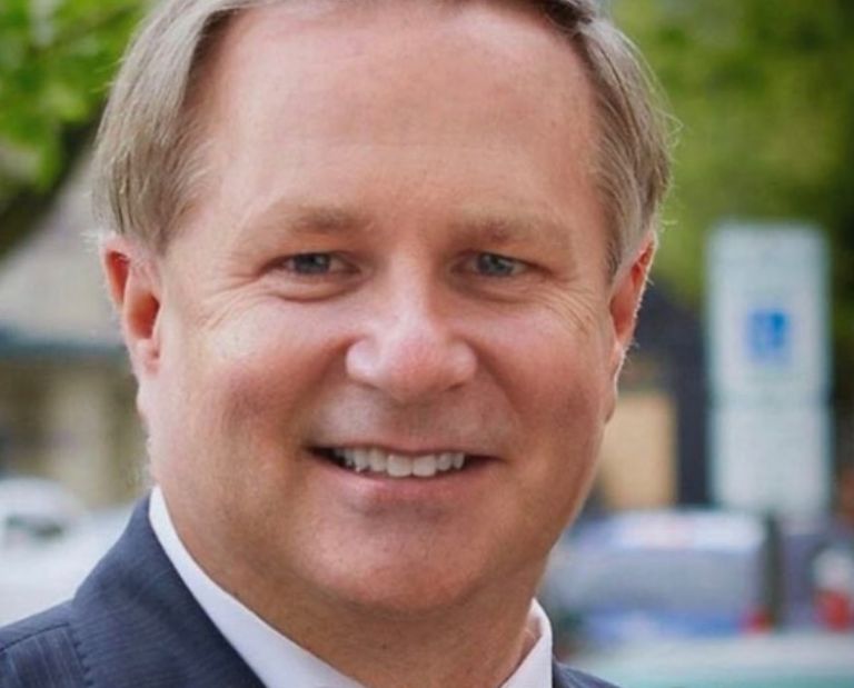 Ο πολιτικός που έγινε… μαύρος και gay για τον Τραμπ