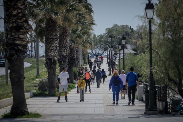Κοροναϊός : Προβληματισμένοι οι ειδικοί από τις κυριακάτικες βόλτες στην παραλία