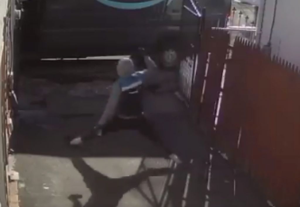 Διανομέας έγινε viral καθώς χόρευε δίχως να ξέρει ότι βιντεοσκοπείται