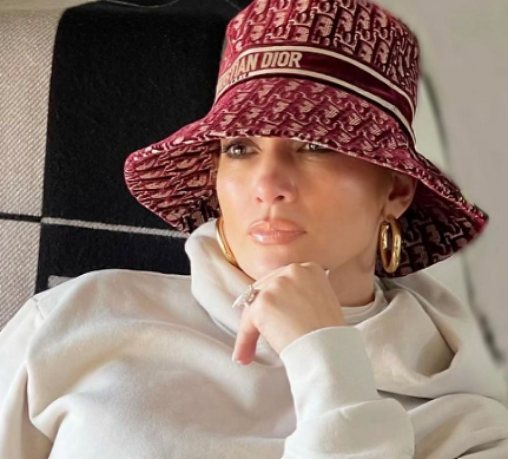 Τζένιφερ Λόπεζ : Ντύθηκε άγγελος και πόζαρε γυμνή στο νέο βιντεοκλίπ της